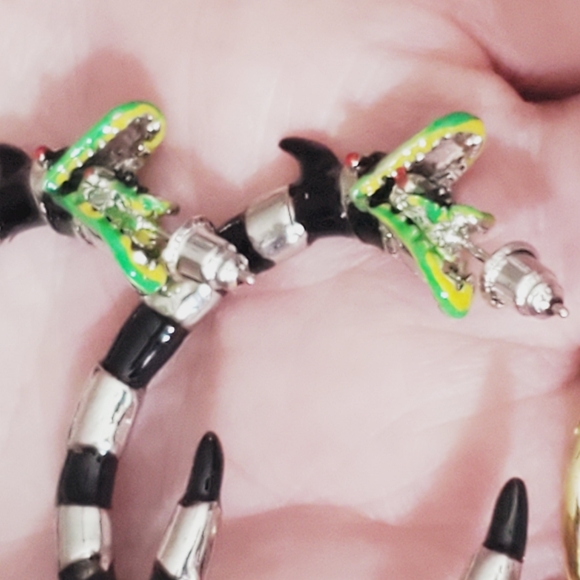 Beetle juice sand worm stripe earrings Halloween costumes New stripe hoops silve - Picture 6 of 13